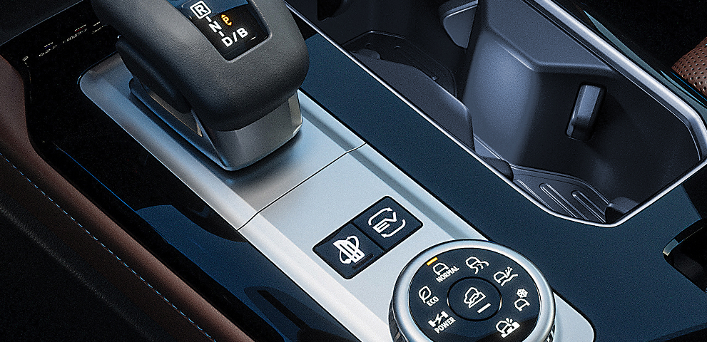 Automatik-Schaltung und Fahrmodi-Regler eines Mitsubishi Outlander, Nahaufnahme des Mittelkonsolenbereichs