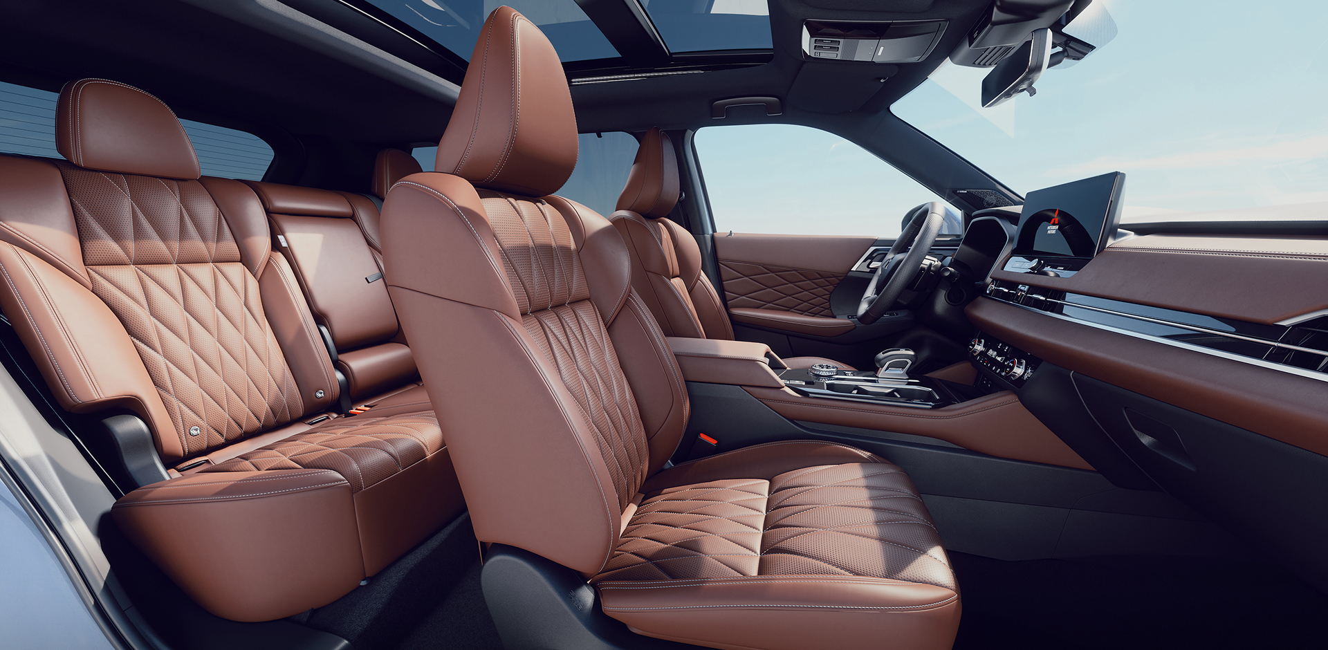 Braune Ledersitze mit markanter Steppung im Innenraum eines Mitsubishi Outlander