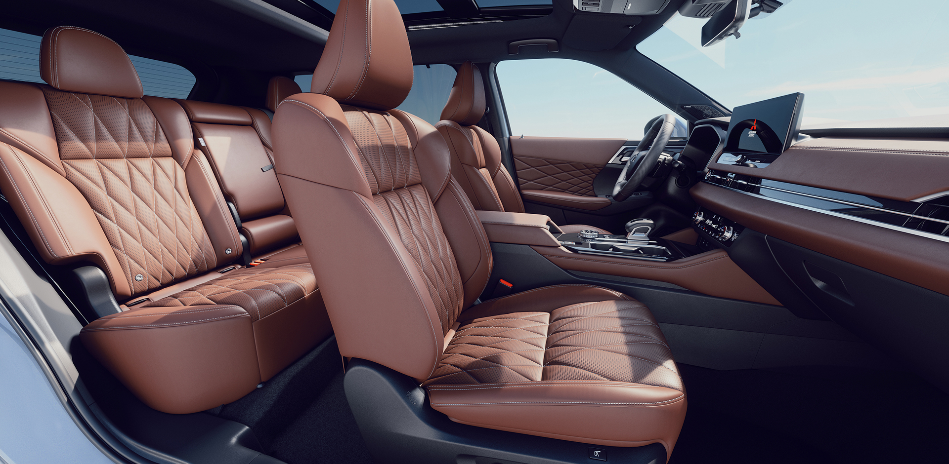 Braune Ledersitze mit markanter Steppung im Innenraum eines Mitsubishi Outlander