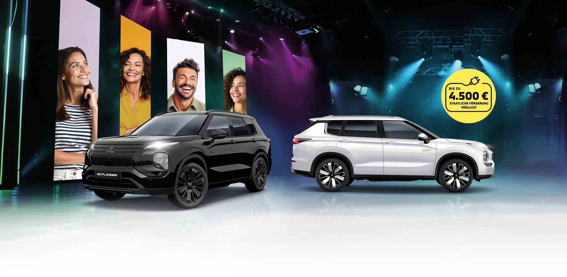 Der Mitsubishi Outlander Black in Schwarz und der Mitsubishi Outlander Select in Wei&szlig; auf einer B&uuml;hne mit Lichteffekten und gro&szlig;formatigen Portr&auml;tbildern im Hintergrund. Ein gelber Rabatt-Aufkleber ist sichtbar.
