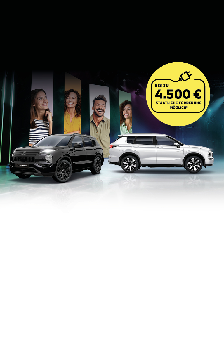 Der Mitsubishi Outlander Black in Schwarz und der Mitsubishi Outlander Select in Wei&szlig; auf einer B&uuml;hne mit Lichteffekten und gro&szlig;formatigen Portr&auml;tbildern im Hintergrund. Ein gelber Rabatt-Aufkleber ist sichtbar.