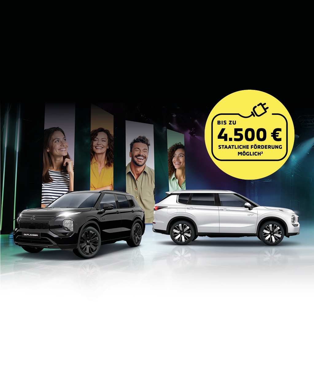 Der Mitsubishi Outlander Black in Schwarz und der Mitsubishi Outlander Select in Wei&szlig; auf einer B&uuml;hne mit Lichteffekten und gro&szlig;formatigen Portr&auml;tbildern im Hintergrund. Ein gelber Rabatt-Aufkleber ist sichtbar.