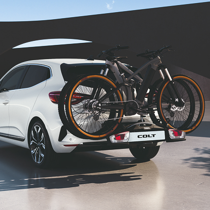 Zwei Fahrr&auml;der auf einem Hecktr&auml;ger, welcher am Mitsubishi COLT befestigt ist.