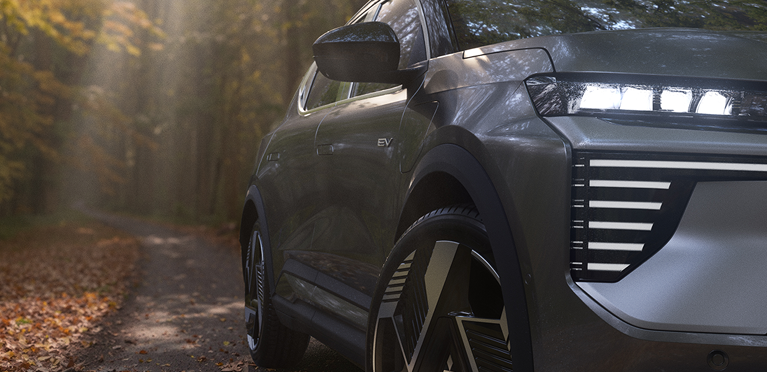 Detailansicht der rechten Lichtanlage und Reifen mit Felgen des Eclipse Cross in forstlicher Gegend