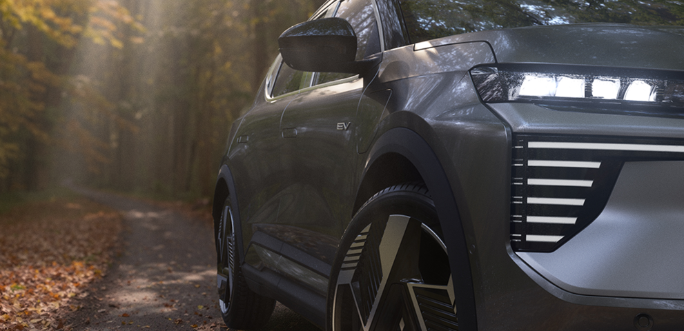 Detailansicht der rechten Lichtanlage und Reifen mit Felgen des Eclipse Cross in forstlicher Gegend