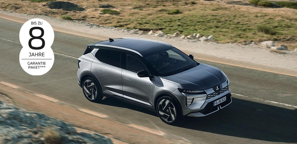 Fahrender Eclipse Cross auf l&auml;ndlicher Stra&szlig;e