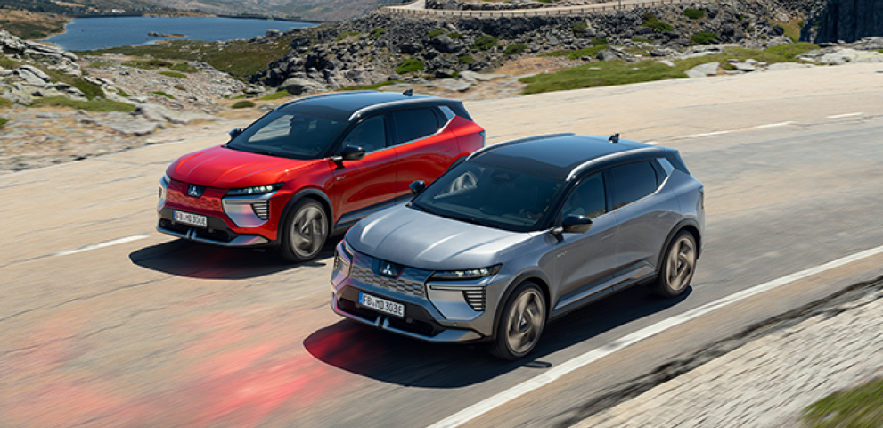 Zwei nebeneinander fahrende Eclipse Cross auf l&auml;ndlicher Stra&szlig;e