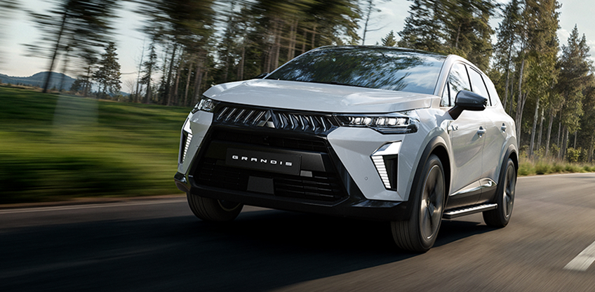 Fahrender Grandis auf einer Landstra&szlig;e