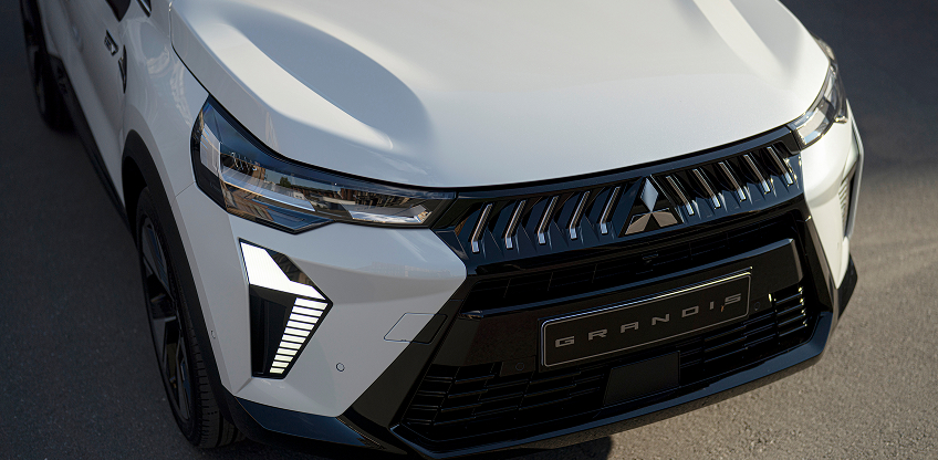 Detailansicht von Motorhaube, Lichtanlage und K&uuml;hlergrill des neuen Grandis.