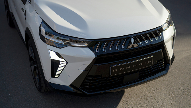 Detailansicht von Motorhaube, Lichtanlage und K&uuml;hlergrill des neuen Grandis.