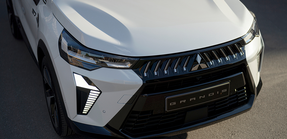 Detailansicht von Motorhaube, Lichtanlage und K&uuml;hlergrill des neuen Grandis.